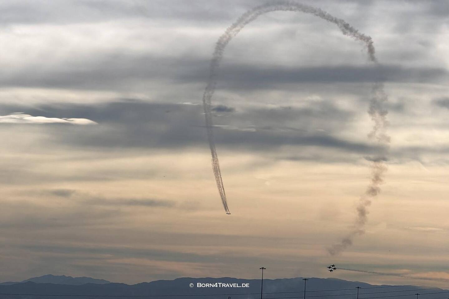 Auf der Nellis Air Force Base finden gerade lautstarke Flugübungen statt als wir LV erreichen