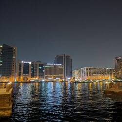 Entlang am Dubai Creek mit Blick auf die Neustadt