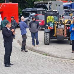 Der Mann in Schwarz ist der Kapitän.