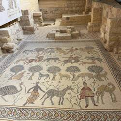 Der ganze Boden war mit fantastischen Mosaiken bepflastert.