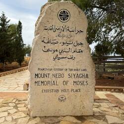 Oben auf dem Berg ein Museum/Gedenkstätte.