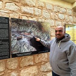 Sahrif erklärt dem Schwarzwälder was, wo in dieser Gegend so alles liegt.