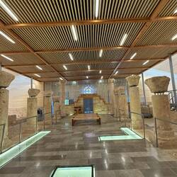 ...und oft ist bei viel Macht viel Geld... ...mit viel Geld kann sehr sehr schön renoviert werden.