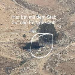 Und Moses hob den Stab und sprach: "Stein zerschelle! Wasser komm an diese Stelle!"