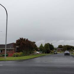 Heel brede straten, maar geen voetpad