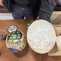 ...ein sogenanntes Mikromosaik auf einem Strausenei