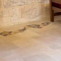 Ton an! Falls ich nicht verstanden werde: Der gesamte Boden war eine Mosaiklandkarte.