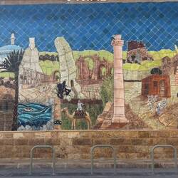 ...schon die Aussenfassade war ein Mosaikkunstwerk...