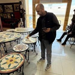 ...so wie die. Unterschied: Wand ist rauh, Tisch ist glatt mit Schutzlack drüber