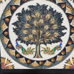 ...und gekauft! Nicht als Wandmosaik (wie das hier) sondern als Tisch.