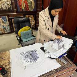 Eine Mosaikkünstlerin am Beginn einer Auftragsarbeit (Dauer ca. 3 Monate)