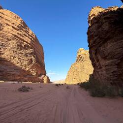 Da möchte man gleich sein Laserschwert zücken oder mit den Fremen die bösen Harkkonnen bekämpfen.