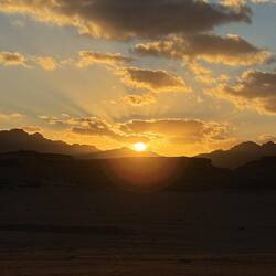 Beduinenweisheit: Versinkt die Sonne hier in Wadi Rum, ist es bald bitterkalt um's Näschen rum.