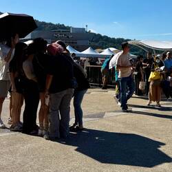 Ein Schirm, 6 Menschen