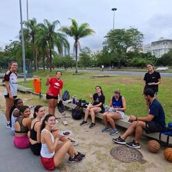alle verkatert am samstag morga um 8i beim basketball. immerhin heat üs da coach an kuacha mitbrocht