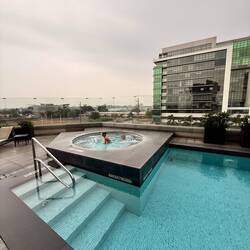 Spielen im Hotelpool