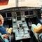 Die Jungs dürfen sogar einmal ins Cockpit