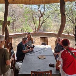 Erstmal ausruhen und Ankunftsbierchen an der Bar
