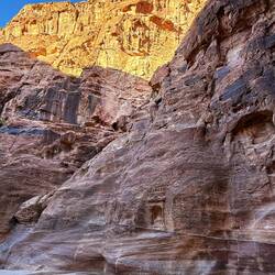 Überall entlang der Schlucht Felsenreliefs.