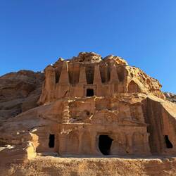 Das sind alles Grabkammern der Nabatäer (diejenigen, die das alles hier gebaut haben).