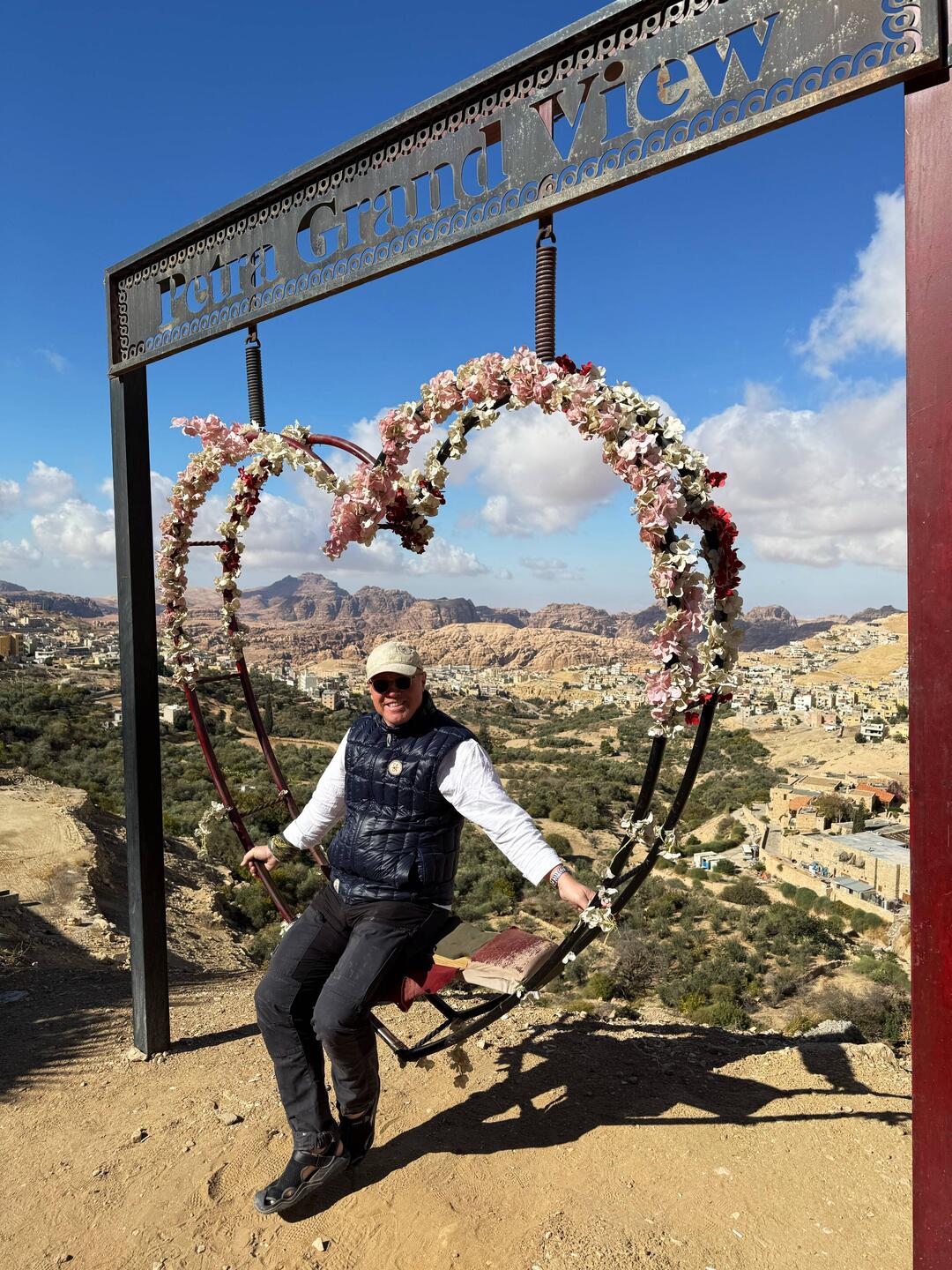 Hach, ist das nicht romantisch! Ein Schwarzwälder im Rosenherz über der Heimat eines Weltwunders.