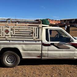 Wieviele Kamele passen auf ein kleines Auto mit Ladefläche?