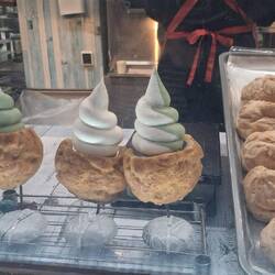 LECKERES Matcha-Softeis im Brandteig am ersten Stand vor dem Tempel