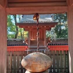 Hier wird eine Shinto-Gottheit in Gestalt eines Rugbyballs verehrt!