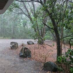 Regenguss im Regenwald mit Outdoorduschen