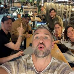 die ganze Crew in der Lobby