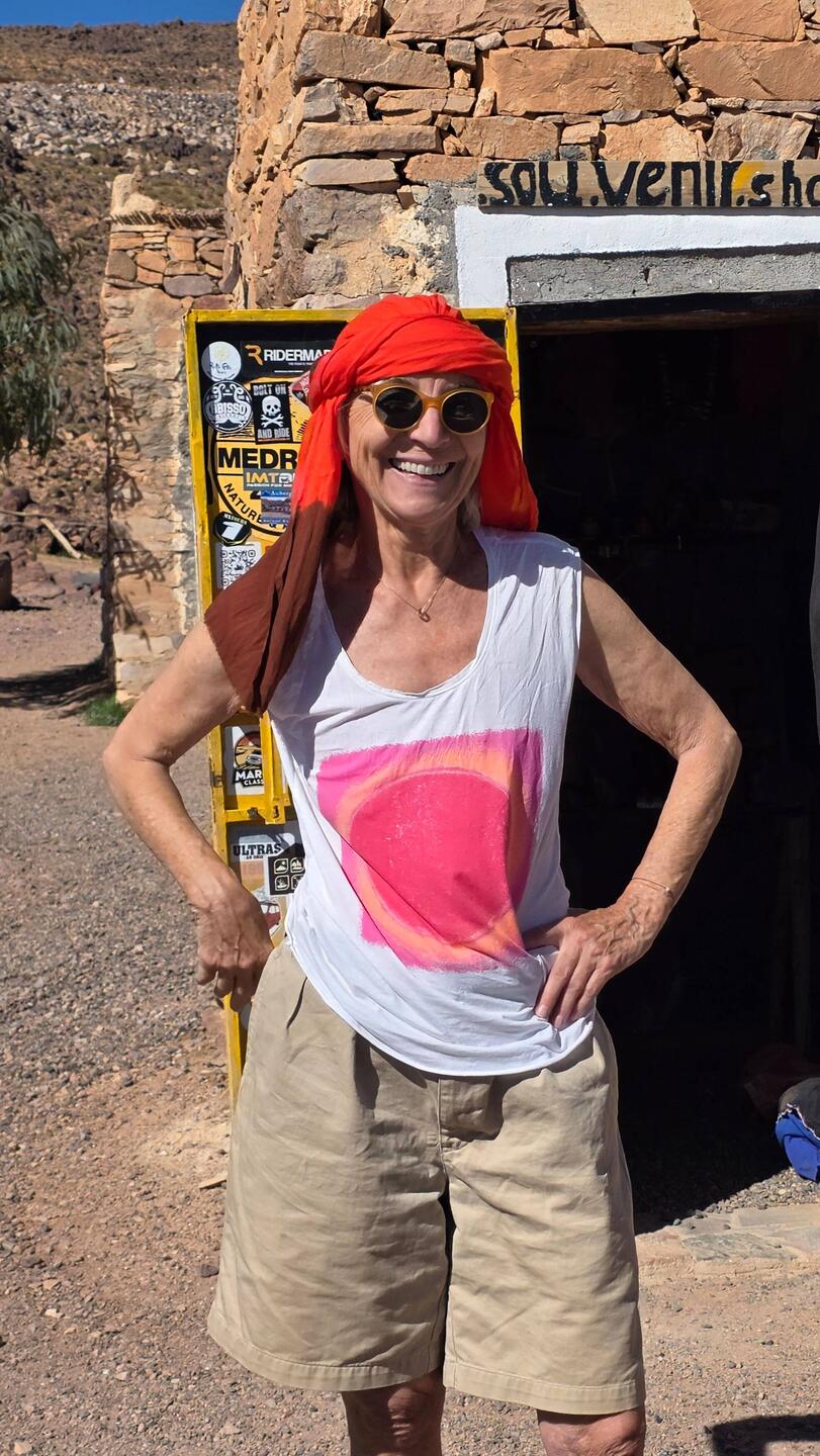 Stop over on this pass, tizi n tazazert, in a cute café. Elfi gets her first turban