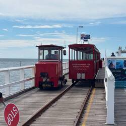 Die Bahn, die auf die lange Seebrücke fährt 😊