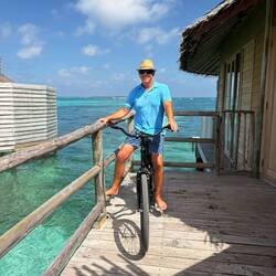 Off to beach ... Bond ... James Bond. 💙