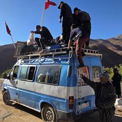 Please bord, departure in 5.minutes