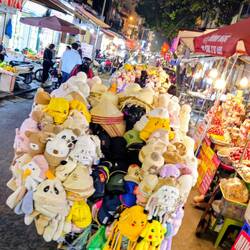 Herrlich. Mit dem Fahrrad ist dein Verkaufsstand flexibel - nur siehts halt komisch aus. 😂