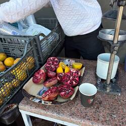 Das Getränk der Wahl an der Raststation: Granatapfel mit Zitrone.