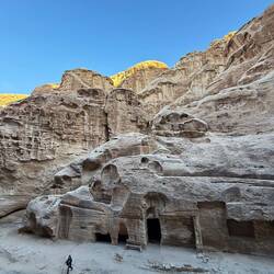 Die "Löcher" waren Wohnungen für Normalos. VIP's hatten "Löcher" mit Kapitelen.