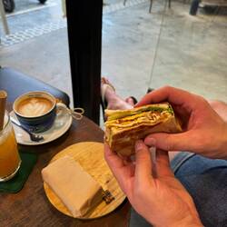 Toast mit fried egg und bacon.