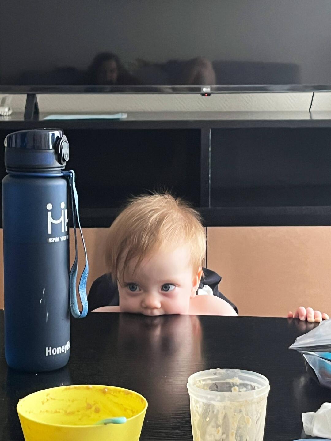 Couchtisch scheint zu schmecken. Wird ständig angeknabbert 🦫