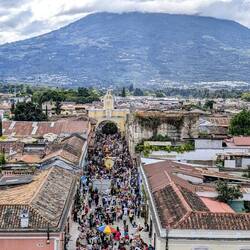 Im Hintergrund der Volcán de Agua, einer von 37 in Guatemala