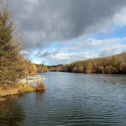 Auf der Staumauer der Schevelinger Talsperre