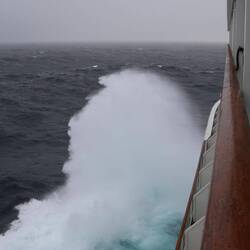 Aber auch auf Deck 8 sind die Wellen nicht weit weg.