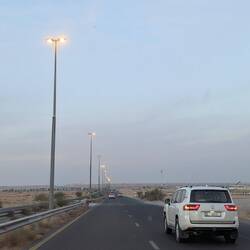 Autobahn durch die Wüste, natürlich beleuchtet