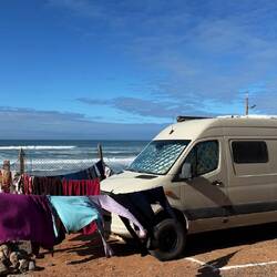 Nomaden unterwegs 🤣 - die Restfeuchtigkeit muss noch raus! Nicht so einfach am Meer!