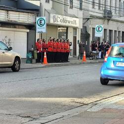 Eine Ehrenspalier für einen gestorbenen Feuerwehrkamaraden.