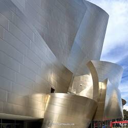 Walt Disney Concert Hall ist eigentlich aus Edelstahl und damit silberfarben....