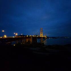 Bei Nacht kurz nach der blauen Stunde.