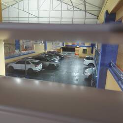 Vom Zimmer aus Blick in den Innenhof, rechts steht Er.