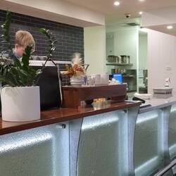 De bar in het gebouw van de ontmoeting met de ' coffee-girls'