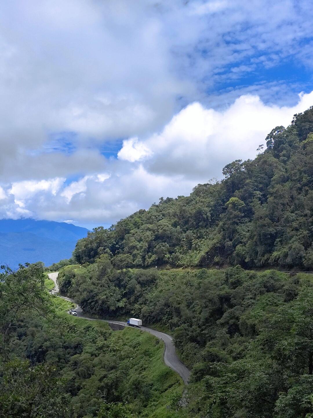 Steil schlängelt sich die perfekte Kiesstrasse den Berg hoch.